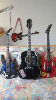 Фотоий: надувательство гитары и другие аппаратуры шнура GIBSON-JACKSON-EMPERADOR - GIBSON MA, JACKSON FUSION Y EMPERADOR BLUEBIRD