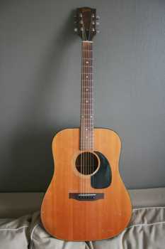 Фотоий: надувательство гитары и другие аппаратуры шнура GIBSON - J-50