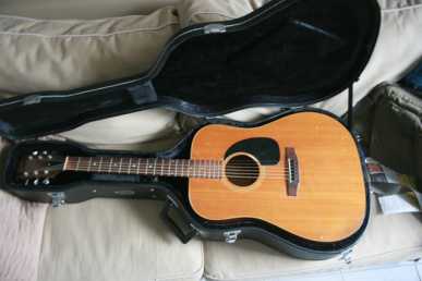 Фотоий: надувательство гитары и другие аппаратуры шнура GIBSON - J-50