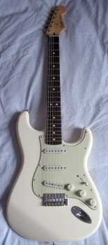 Фотоий: надувательство гитары и другие аппаратуры шнура FENDER - STRATOCASTER