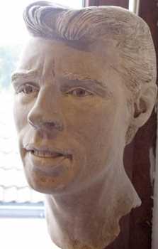 Фотоий: надувательство скульптуры смолаа - PORTRAIT DE JACQUES BREL
