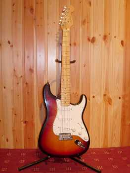 Фотоий: надувательство гитары и другие аппаратуры шнура FENDER STRATOCASTER - STRATOCASTER