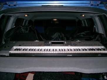 Фотоий: надувательство рояли и synthetizers YAMAHA