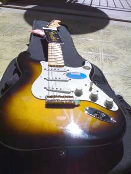 Фотоий: надувательство гитары и другие аппаратуры шнура FENDER - JIMMIE VAUGHAN