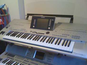Фотоий: надувательство рояли и synthetizers YAMAHA - TYROS 3