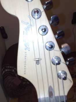 Фотоий: надувательство гитары и другие аппаратуры шнура FENDER - STRATOCASTER