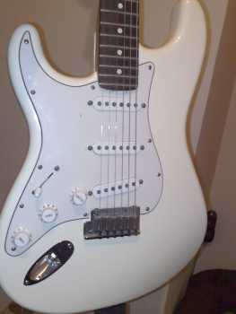 Фотоий: надувательство гитары и другие аппаратуры шнура FENDER - STRATOCASTER