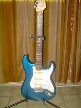 Фотоий: надувательство гитары и другие аппаратуры шнура FENDER - STRATOCASTER