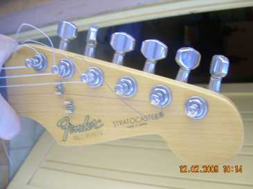 Фотоий: надувательство гитары и другие аппаратуры шнура FENDER - STRATOCASTER