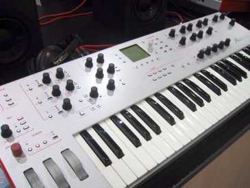 Фотоий: надувательство рояли и synthetizers ALESIS ION - ION