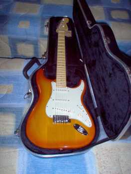 Фотоий: надувательство гитары и другие аппаратуры шнура FENDER - FENDER STRATOCASTER
