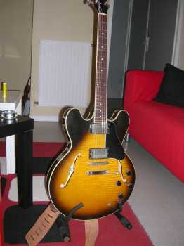 Фотоий: надувательство гитары и другие аппаратуры шнура GIBSON - ES335