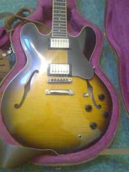 Фотоий: надувательство гитары и другие аппаратуры шнура GIBSON - ES335