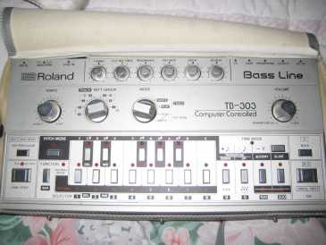 Фотоий: надувательство рояли и synthetizers ROLAND TB303 - ROLAND TB303