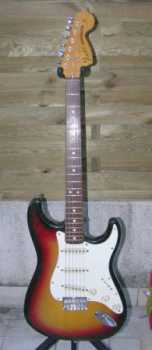 Фотоий: надувательство гитары и другие аппаратуры шнура FENDER - STRATOCASTER