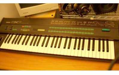 Фотоий: надувательство рояли и synthetizers YAMAHA - DX7