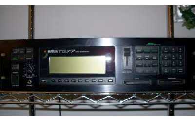 Фотоий: надувательство рояли и synthetizers YAMAHA - TG77