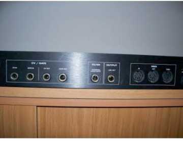 Фотоий: надувательство рояли и synthetizers NOVATION - BASS STATION RACK