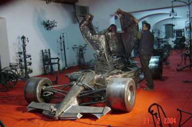 Фотоий: надувательство скульптуры COCHE DE FORMULA 1 DE HIERRO