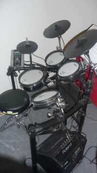 Фотоий: надувательство выстукивания ROLAND - ROLAND TD9 KX
