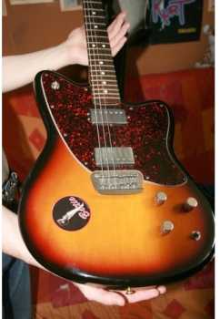 Фотоий: надувательство гитары и другие аппаратуры шнура FENDER - TORONADO