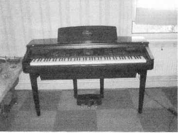 Фотоий: надувательство рояли и synthetizers YAMAHA - CLAVINOVA CVP-96