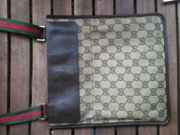 Фотоий: надувательство вспомогательное оборудование люди - GUCCI