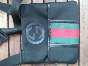 Фотоий: надувательство вспомогательное оборудование люди - GUCCI