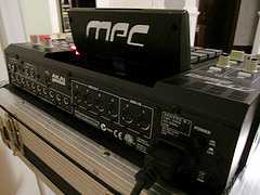 Фотоий: надувательство рояли и synthetizers YAMAHA