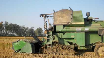 Фотоий: надувательство аграрные корабли JOHN DEERE - 1075 R
