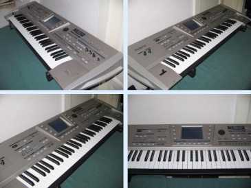 Фотоий: надувательство рояли и synthetizers ROLAND - DISCOVER 5