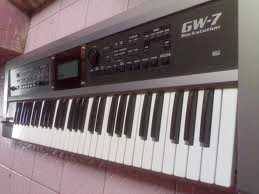 Фотоий: надувательство рояли и synthetizers ROLAND - GW7