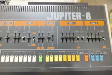 Фотоий: надувательство рояли и synthetizers ROLAND JUPITER 8 - ROLAND JUPITER 8