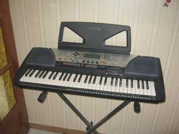 Фотоий: надувательство рояли и synthetizers YAMAHA