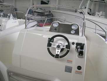 Фотоий: надувательство шлюпки QUICKSILVER - ACTIV 555 OPEN