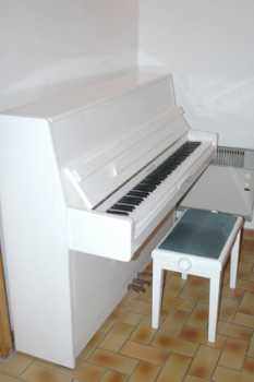 Фотоий: надувательство рояли и synthetizers HOHNER - + TABOURET ASSORTI