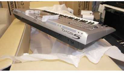 Фотоий: надувательство рояли и synthetizers YAMAHA