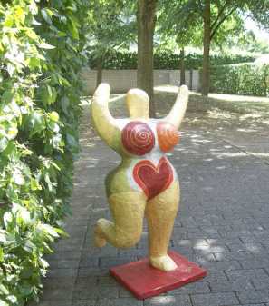 Фотоий: надувательство скульптуры гипсолит - NANA HOMMAGE AN NIKI DE SAINT PHALLE