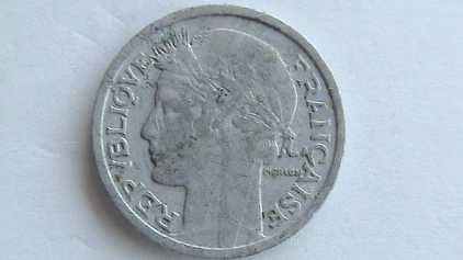 Фотоий: надувательство монетки UN FRANC 1948