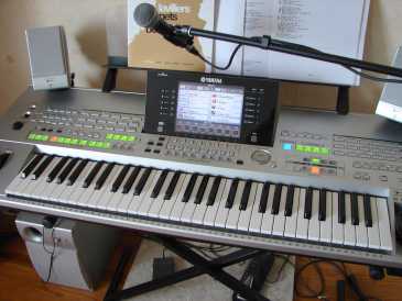 Фотоий: надувательство рояли и synthetizers YAMAHA - TYROS 1