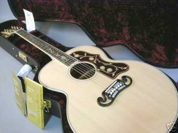 Фотоий: надувательство гитары и другие аппаратуры шнура GIBSON - SJ 200