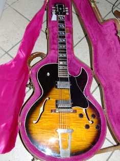 Фотоий: надувательство гитары и другие аппаратуры шнура GIBSON - ES 175 D