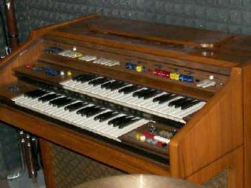 Фотоий: надувательство рояли и synthetizers FARFISA - 5240RS