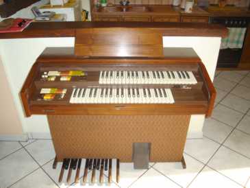 Фотоий: надувательство рояли и synthetizers VISCOUNT - ORGUE VISCOUNT
