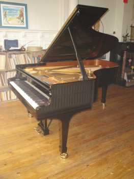 Фотоий: надувательство рояли и synthetizers STEINWAY - B 497032
