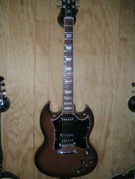 Фотоий: надувательство гитары и другие аппаратуры шнура GIBSON SG - GIBSON SG