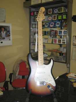 Фотоий: надувательство гитары и другие аппаратуры шнура FENDER - FENDER STRATOCASTER