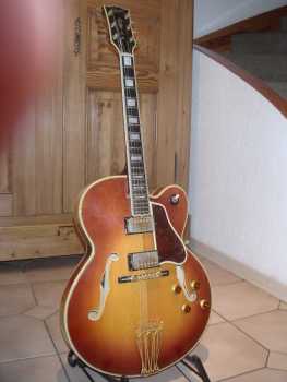 Фотоий: надувательство гитары и другие аппаратуры шнура GIBSON - BYRDLAND