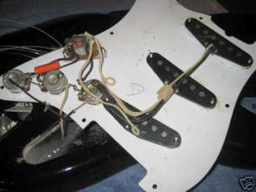 Фотоий: надувательство гитары и другие аппаратуры шнура FENDER - 1983 FENDER FULLERTON CUST. COLOR