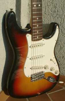Фотоий: надувательство гитары и другие аппаратуры шнура FENDER - STRATOCASTER 1969